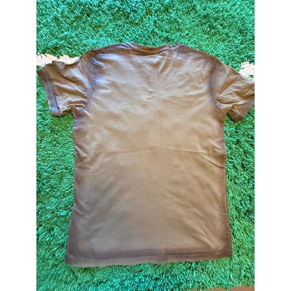 Guess V-Neck T-Shirt Mens Medium Gray Excellent Studded Skull Graphic Tee - Picture 8 of 8